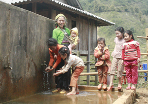 Trẻ em xã Quyết Chiến (Tân Lac) được hưởng lợi từ chương trình nước sạch nông thôn.